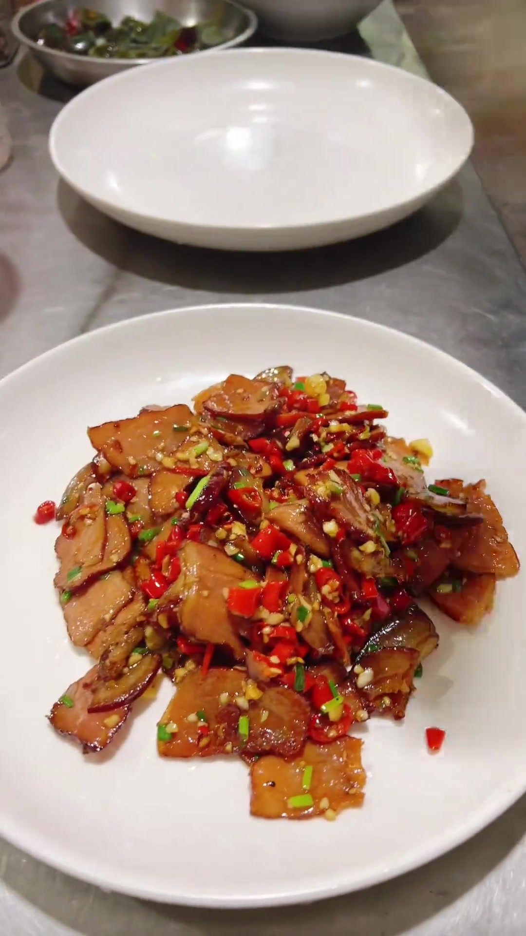 远道而来的粉丝一定要吃这道菜,《湖南柴火腊肉》,果然没让他失望。三碗米饭不过岗,好的食材只