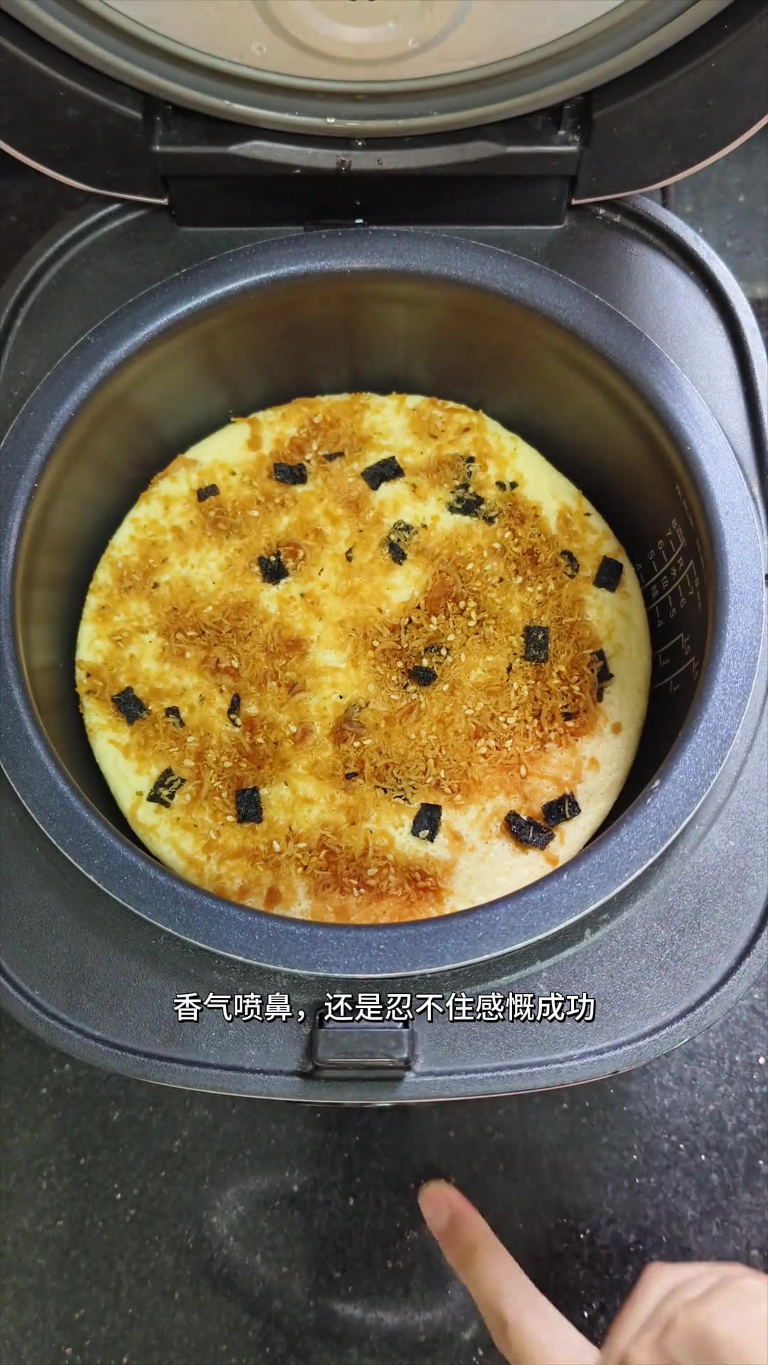 电饭煲蛋糕低油低糖版本来了,没想到吧,只需要矿泉水瓶和一个勺子就可以做出美味好吃的肉松蛋糕
