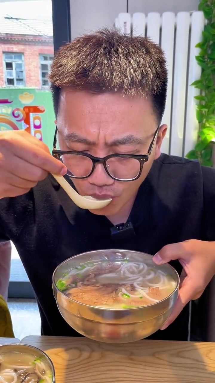 一家只有两款米线的店，羊肉米线羊杂米线