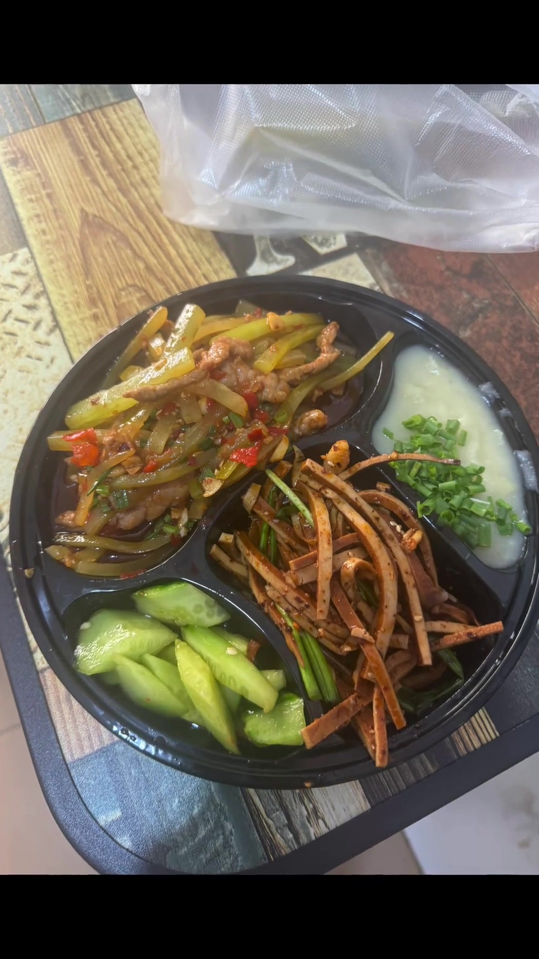 明明我家叫取名叫城南小碗菜,居然听说我前男朋友要开一家城北小碗菜,做任何事都对着我干!