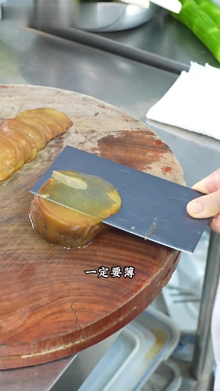 食材看似平常,但却十分考验刀功和火候