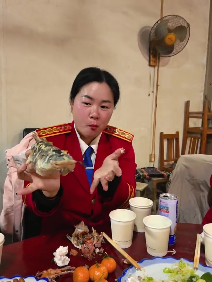 大姑娘拿起鱼就啃呐