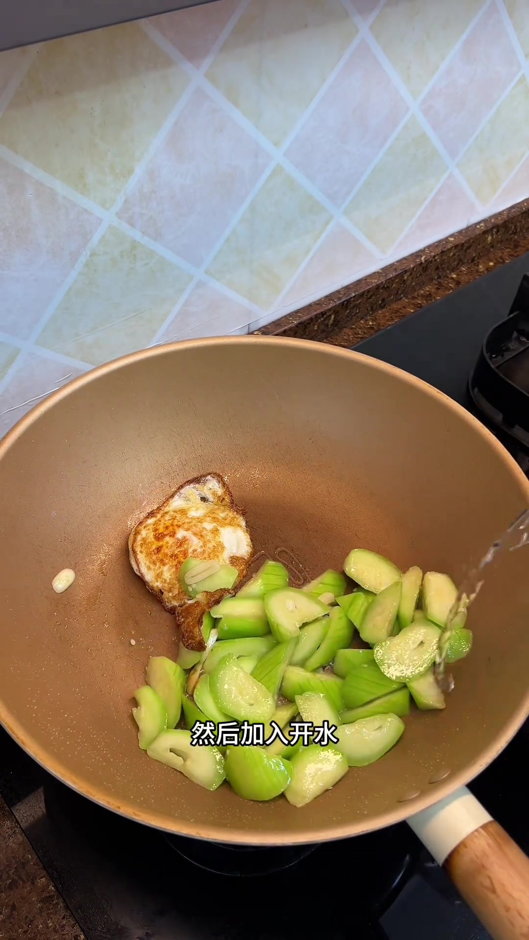 广式腊肠炒饭,丝瓜鸡蛋腐皮汤,简单的一餐不失营养还没美味