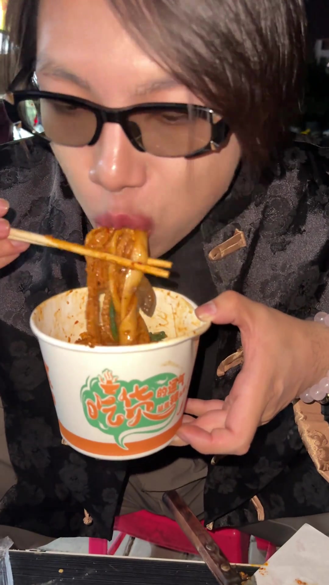 呼市好吃的炒面筋给大家分享一个野摊的炒面筋串串,小陶炒面筋,他们的辣酱很香,这个烤油边也和