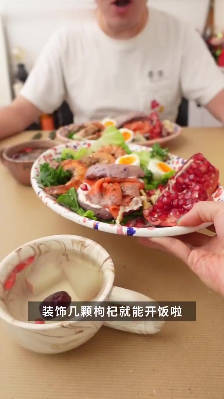 烟熏三文鱼贝果三明治、香煎黑虎虾、秋梨水