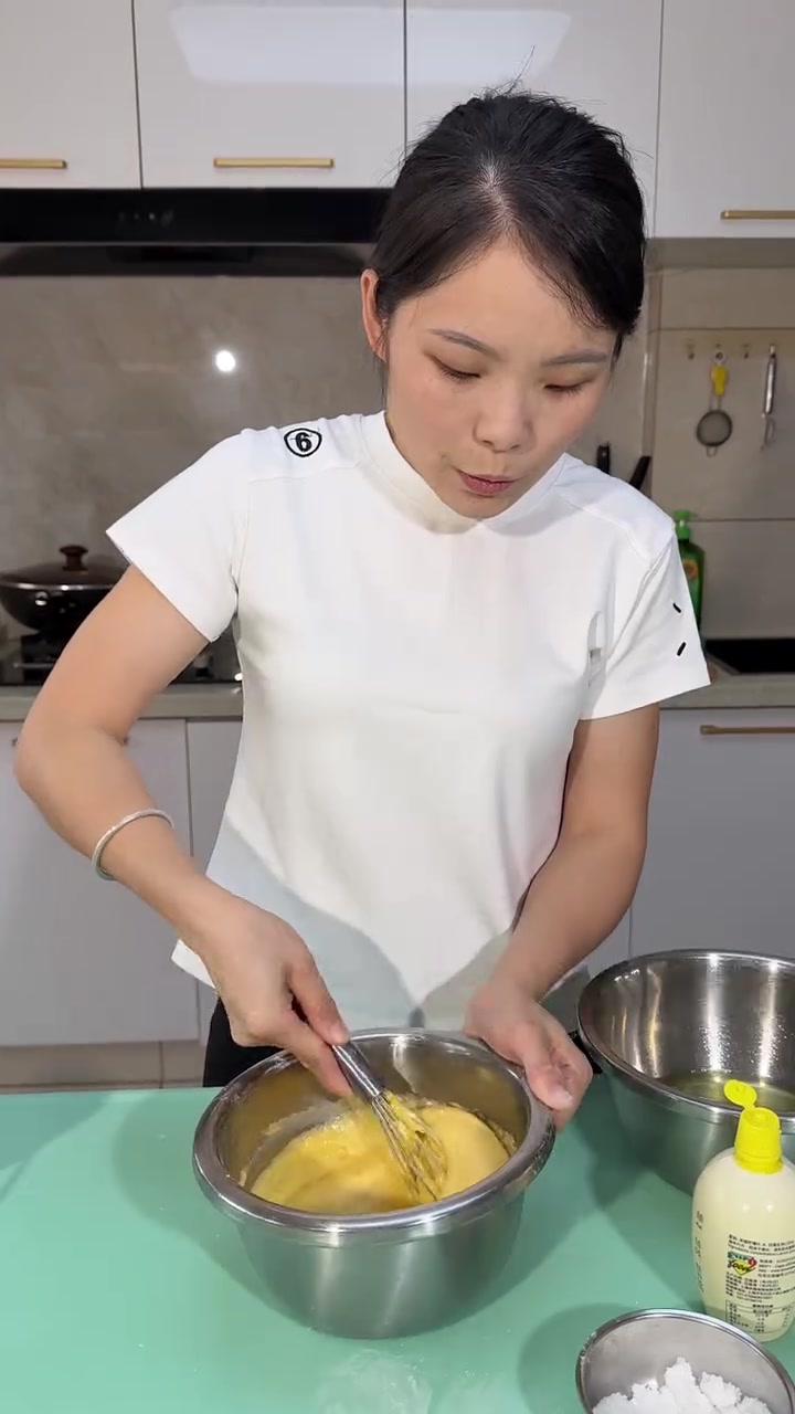 蒸锅版蛋糕教程,绵软细腻还不上火,赶紧试试!