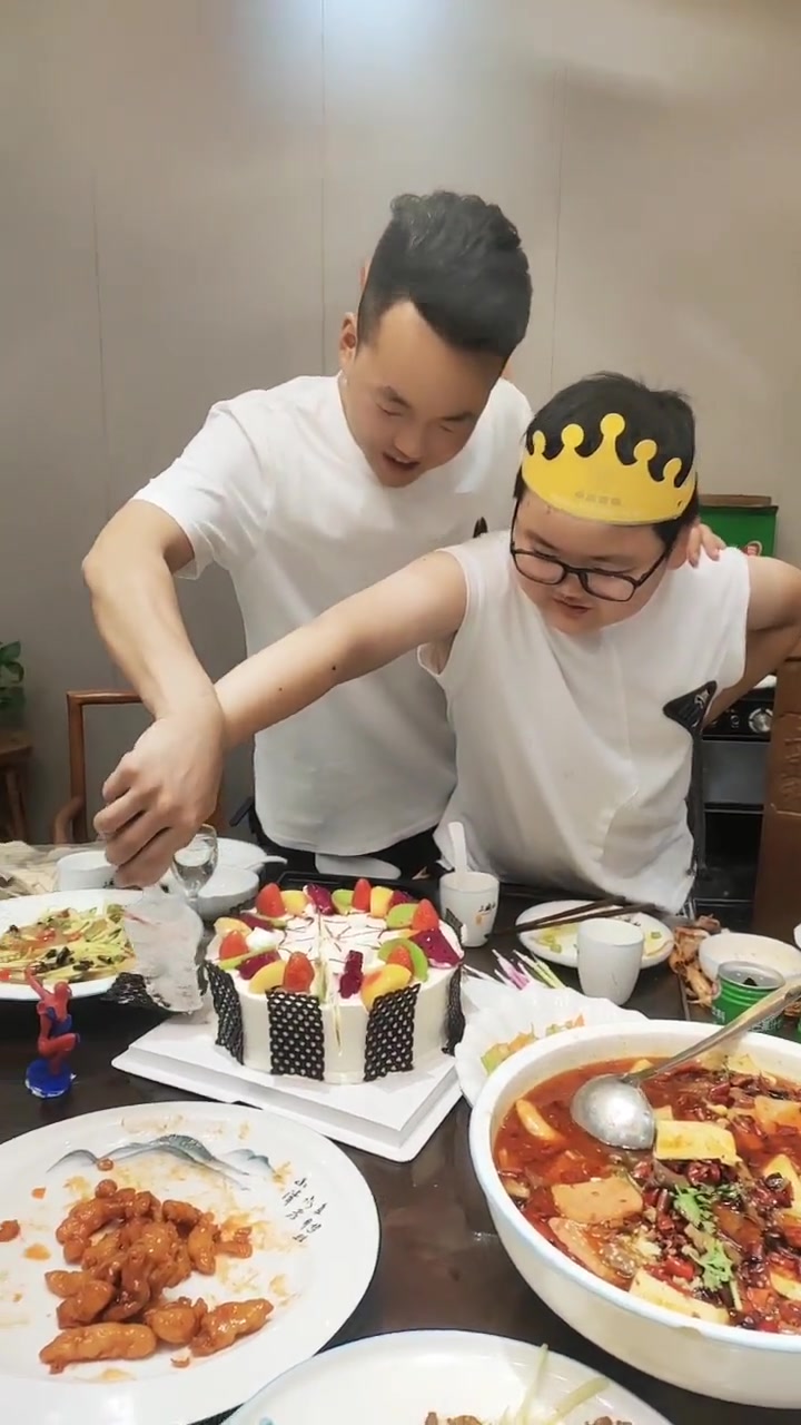 记录儿子9周岁生日,与舅舅一同切蛋糕!