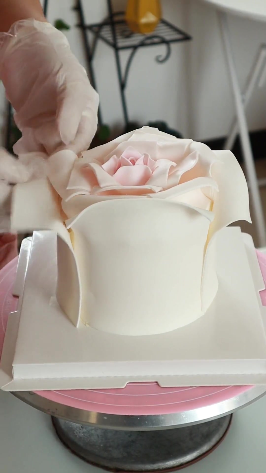三八女神节,用翻糖玫瑰蛋糕给邻居惊喜!
