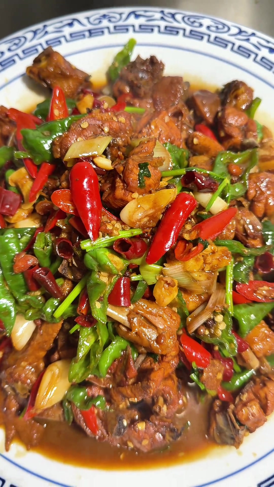 辣椒炒鸡 男人会做饭,帅过彭于晏~ 辣椒炒鸡 美食教程 家常菜