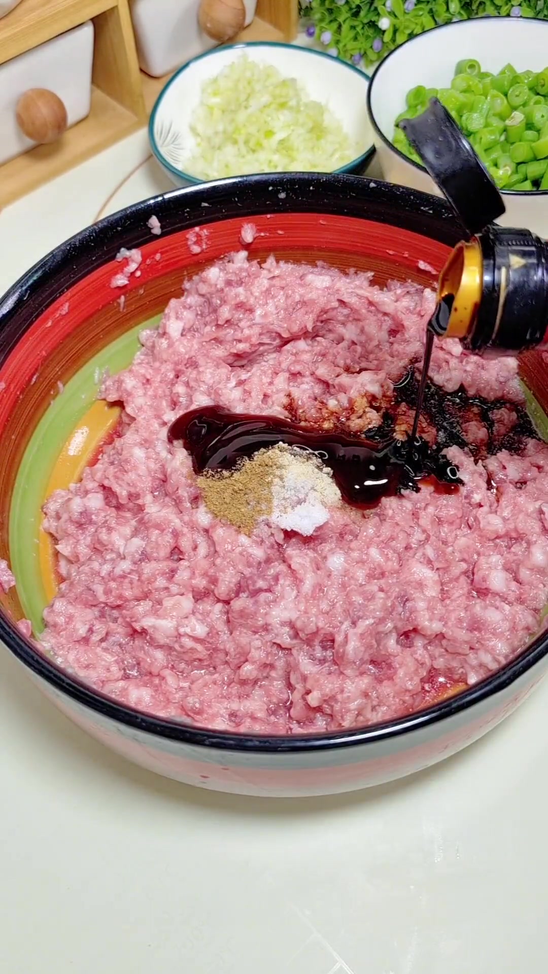 蒸了一锅热气腾腾的豆角鲜肉包