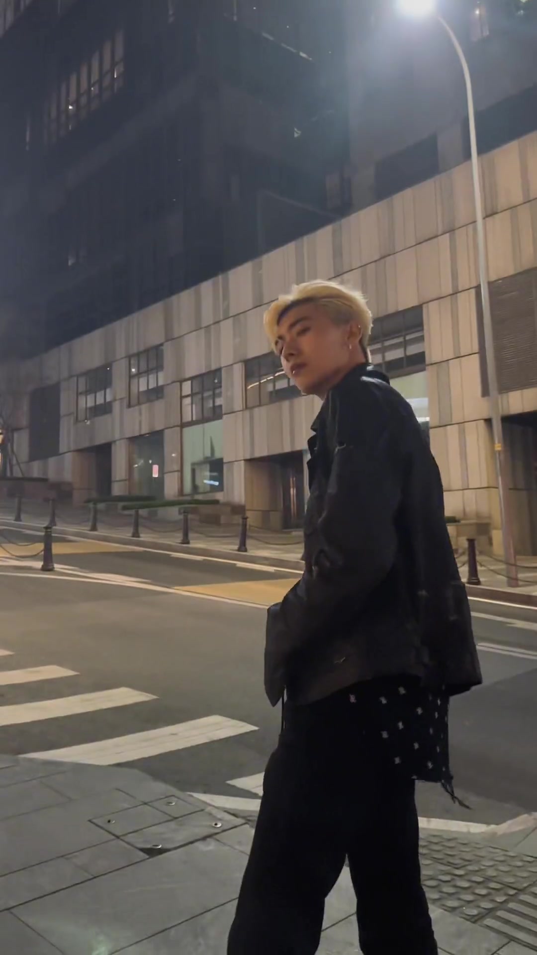 颜色的尽头是黑色,高街的尽头是鲨鱼