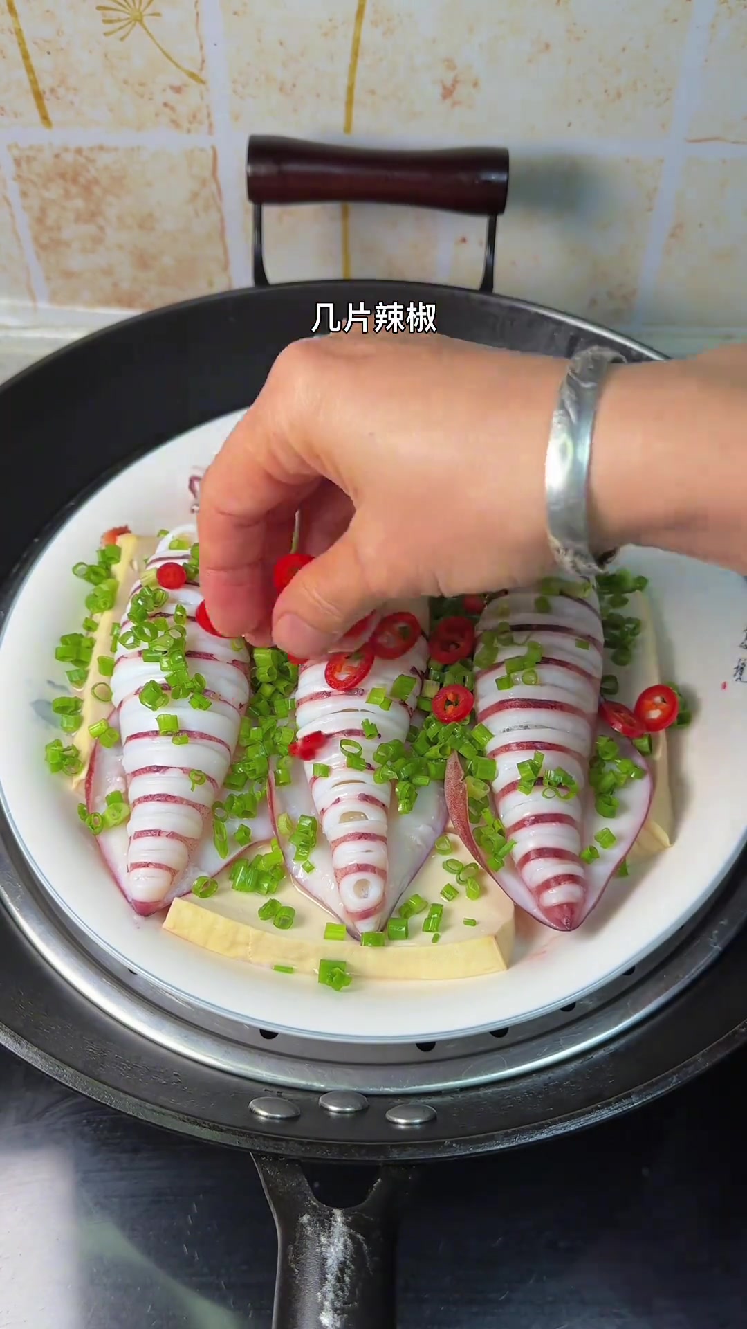 蒸鱿鱼做法闽南特色菜.海边人都爱吃的豆腐蒸鱿鱼,特别的鲜香,做法简单又美味