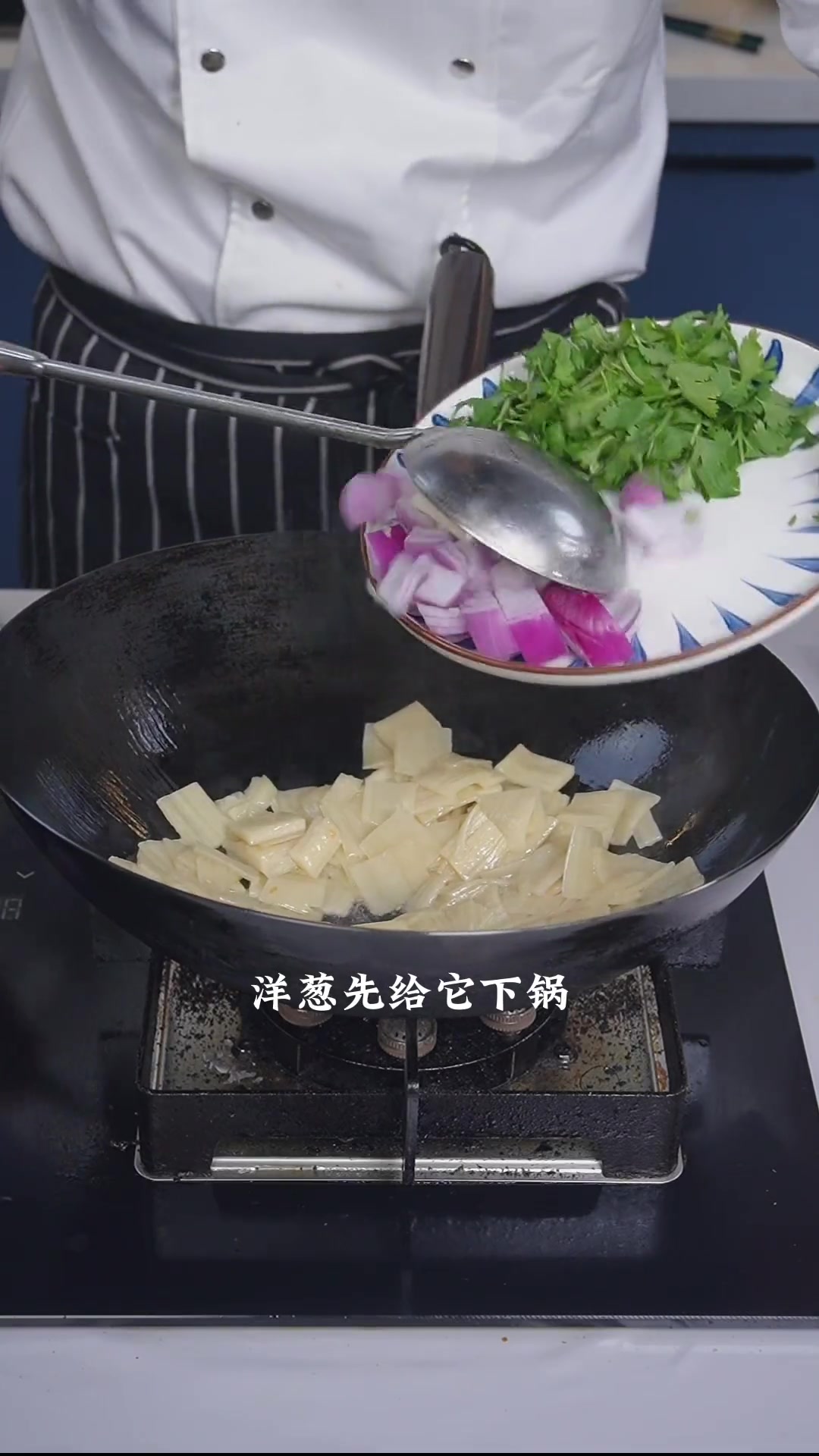 不用去夜市,自己在家做烤冷面,做法简单,筋道好吃,学做给家人吃吧!