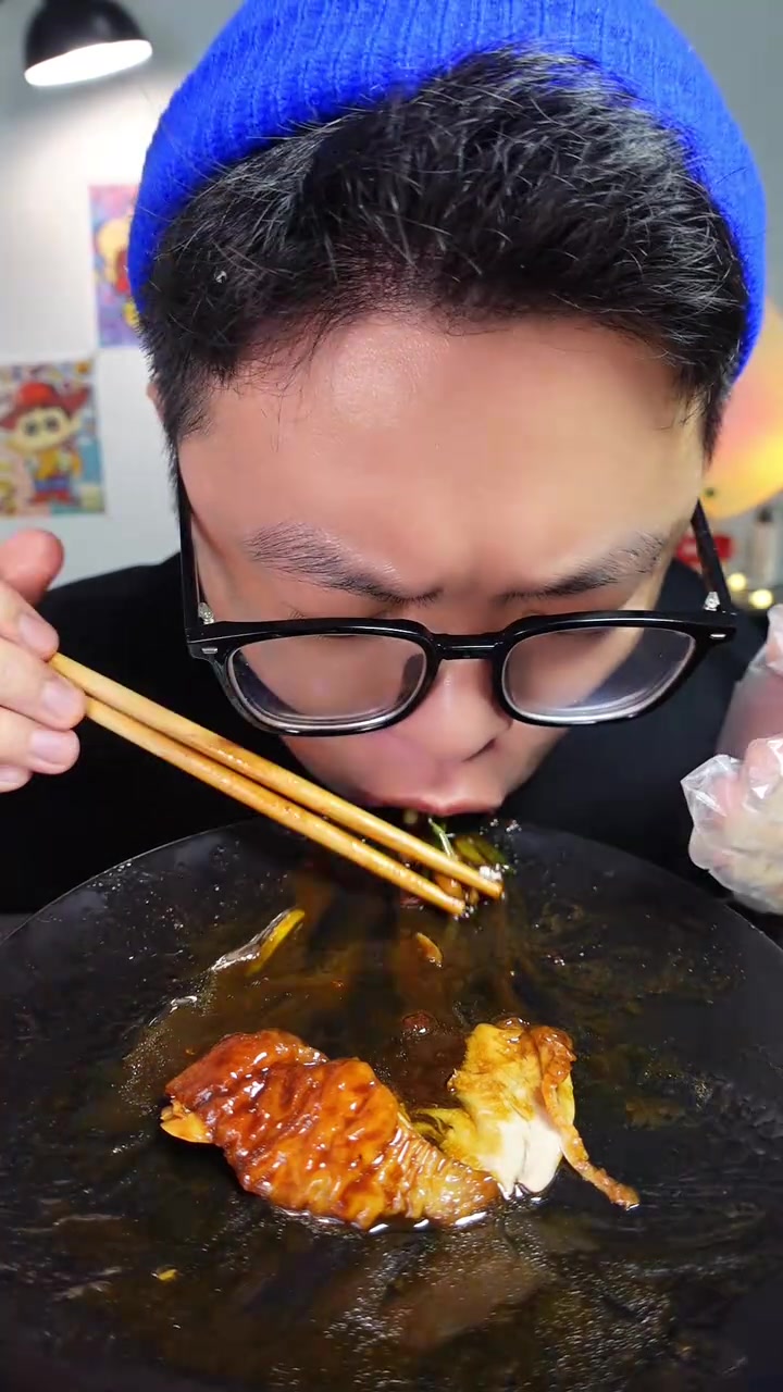北京片皮烤鸭、黏黏糊糊炸酱面,卷起来一口闷～
