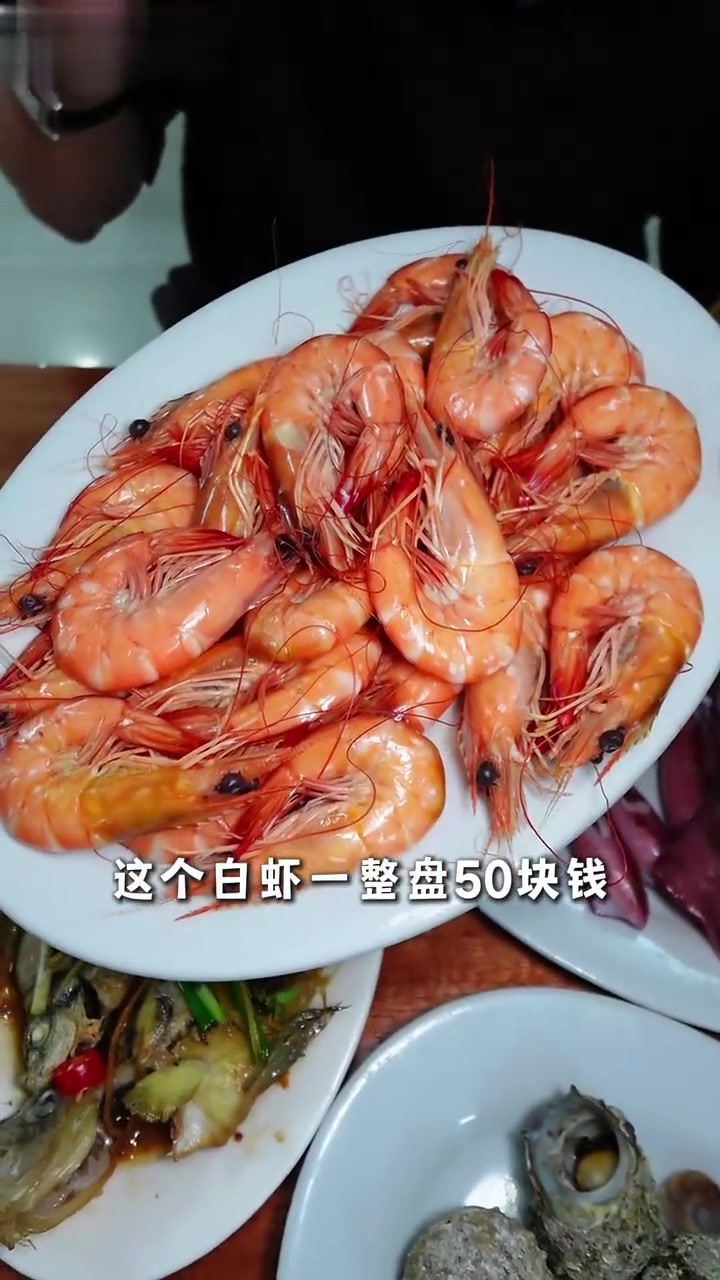 汕尾深夜码头10点出摊只摆2个小时~海鲜刚起来小鱿鱼还是透明闪闪发光的