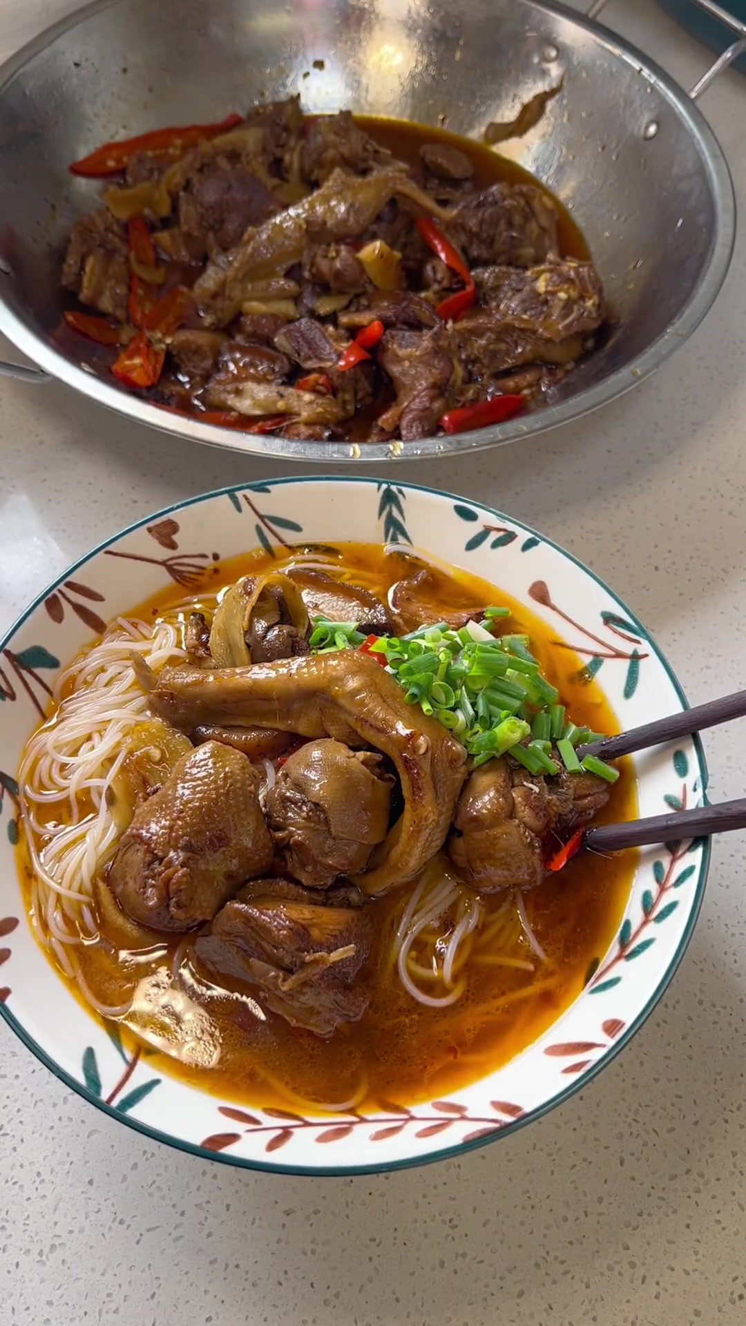 今早用剩鸭给娃煮米粉当早餐,你爱啥哨子的?