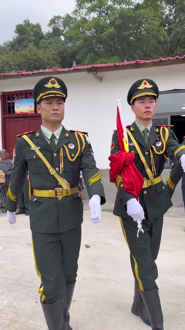 这盛世如您所愿！北京同款升旗仪式在志愿军老兵家门口实现了，感谢两位前国旗护卫队的战友帮老兵