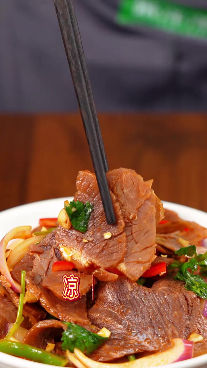 烧烤大排档下酒小凉菜,都是做好的成品,简单加热就能卖!