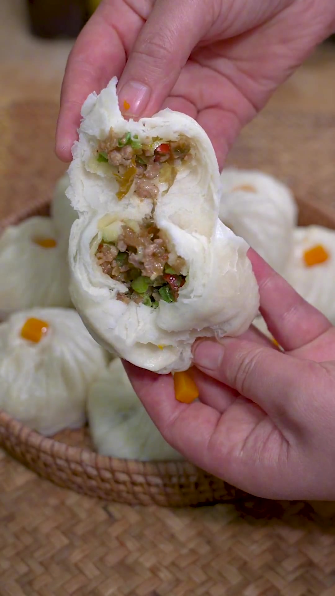 保姆级教程带你制作层层破酥的包子,调面比例:300克粉,170克水,3克酵母,2克泡打粉,
