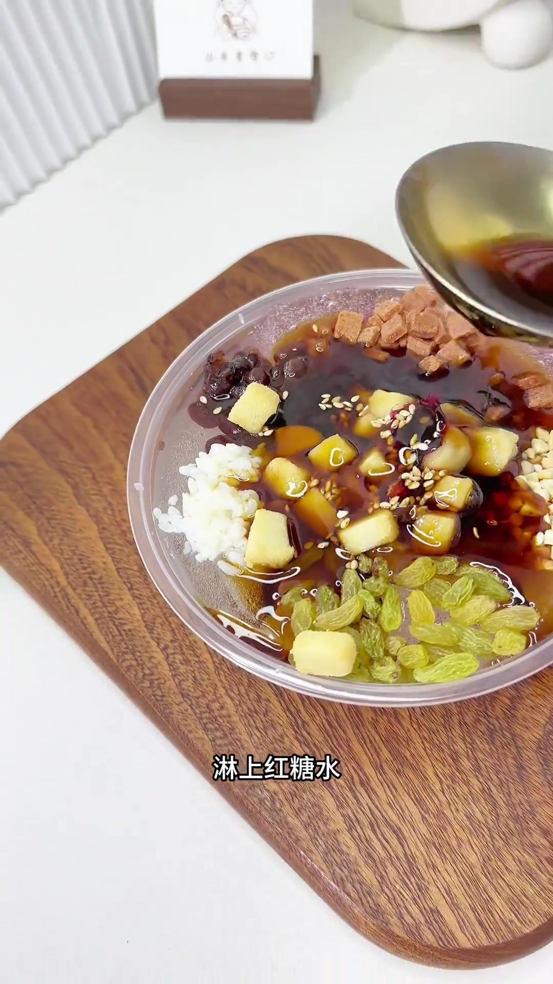 说到底还是玫瑰糍粑冰粉经典不过时，你喜欢吃什么冰粉呢？