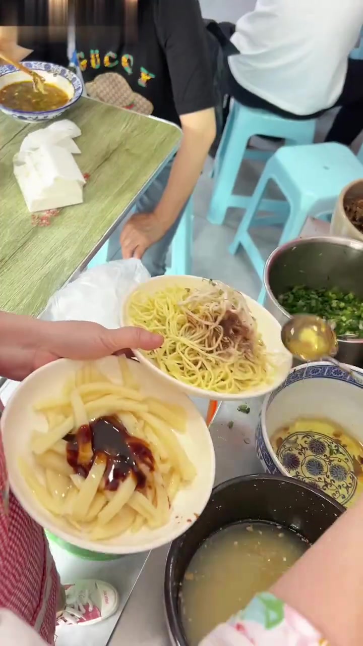 端午来重庆李子坝,别忘了尝尝凉粉!