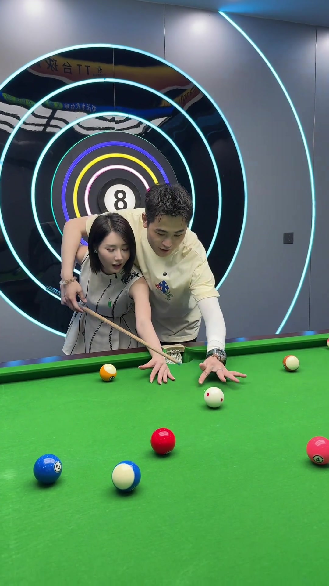 好的感情不需要讲述它会写在脸上眼神里和笑容中