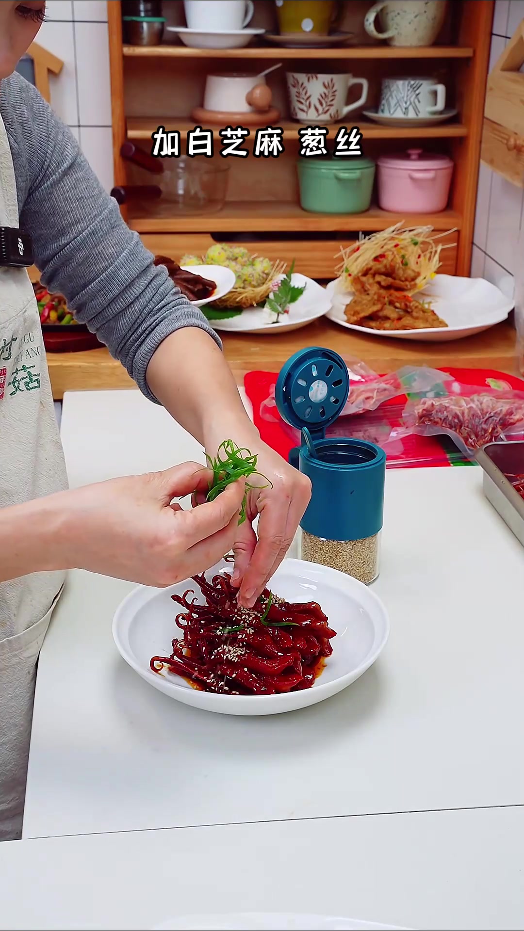 秘制酱鸭舌香鲜酥脆，下酒靓菜