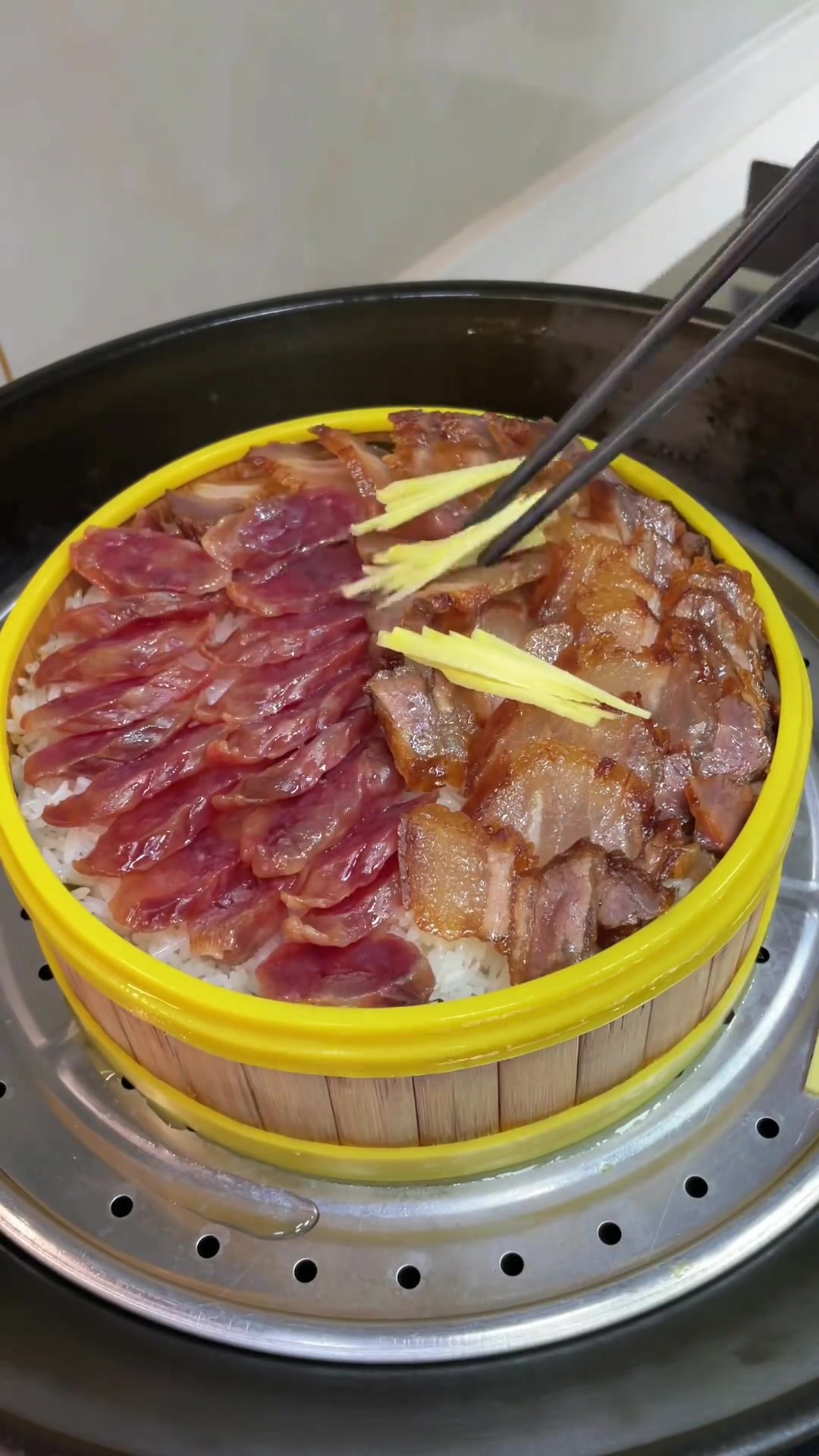 不会做煲仔饭的朋友,可以试一试笼仔蒸腊味饭,简单又美味