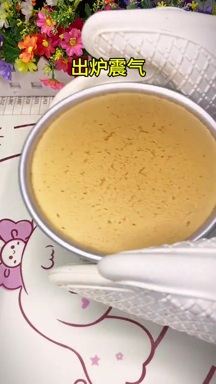 炎炎夏日,快做个杨枝甘露爆浆蛋糕和家人一起分享吧,简直不要太好吃