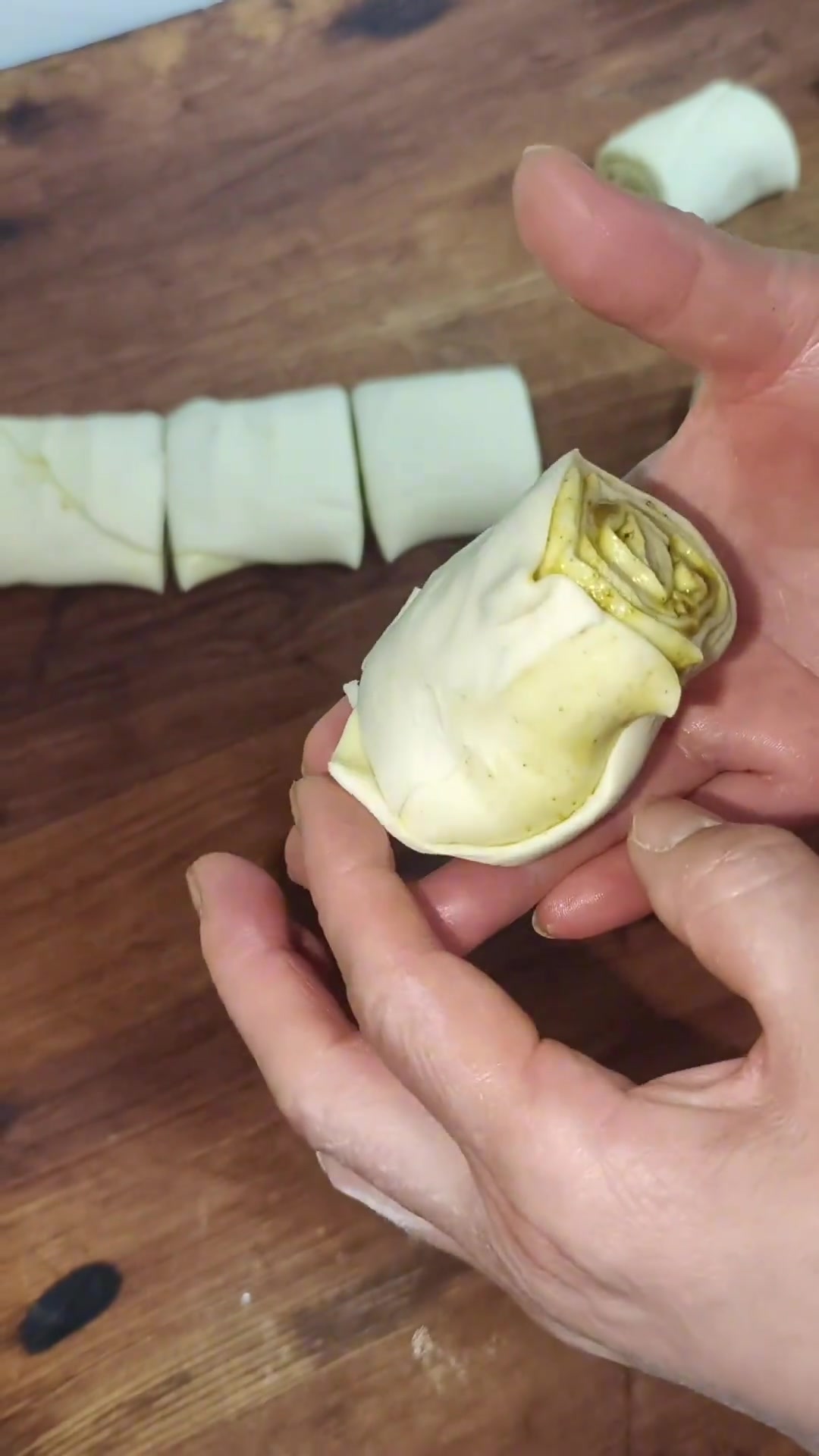 和面做油旋饼夹菜