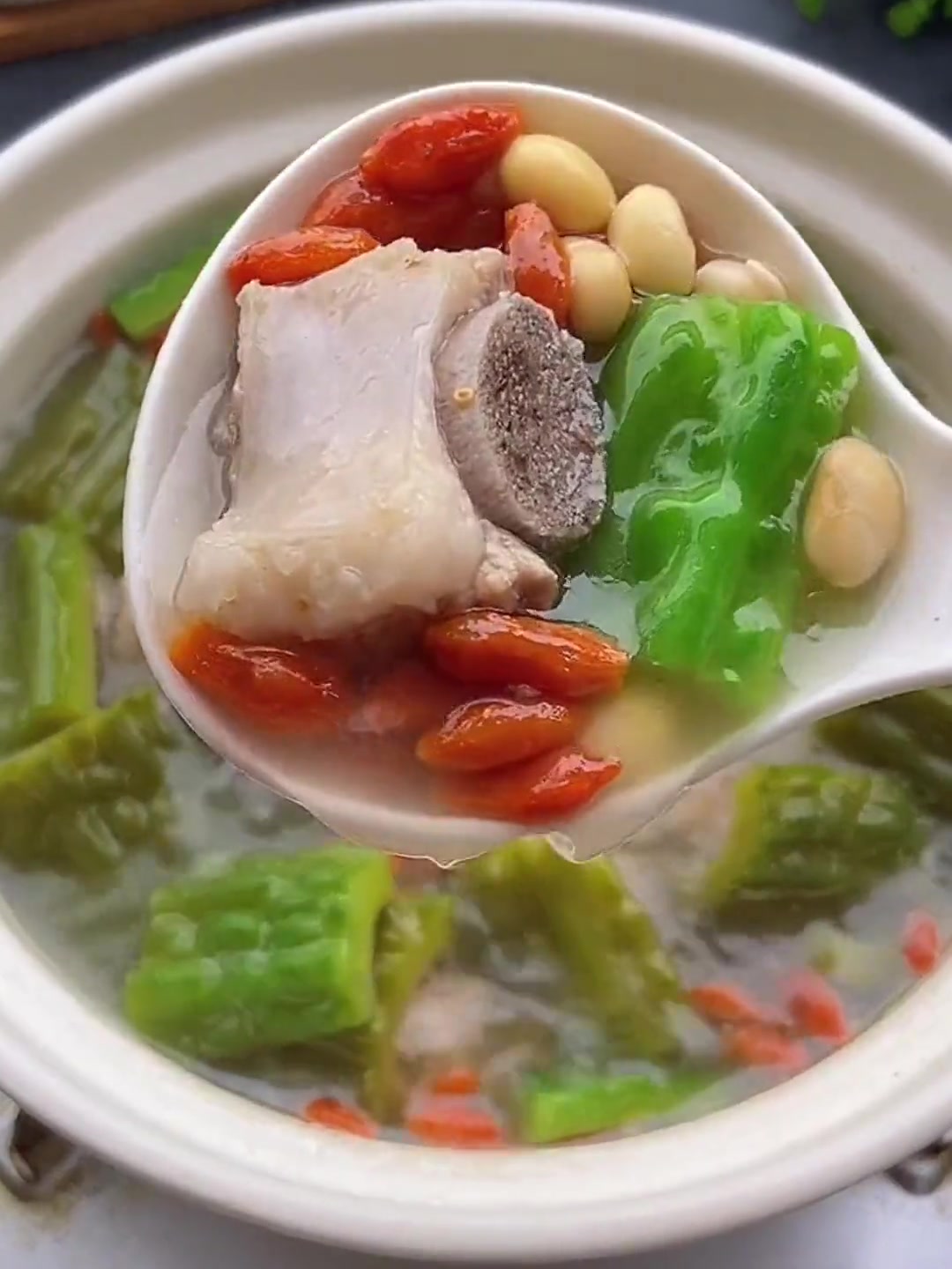 天气热就做这汤！黄豆凉瓜排骨汤超清凉