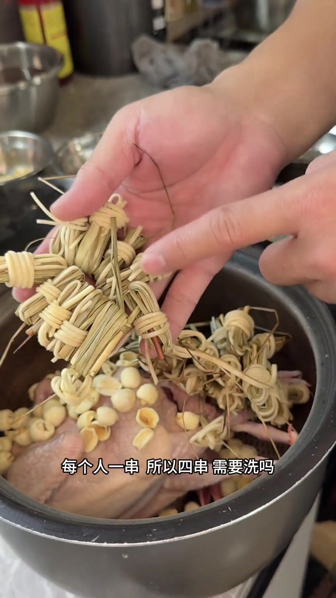 大叔喊你煲靓汤,灯芯草煲乳鸽,睡觉睡得好,精神好十倍