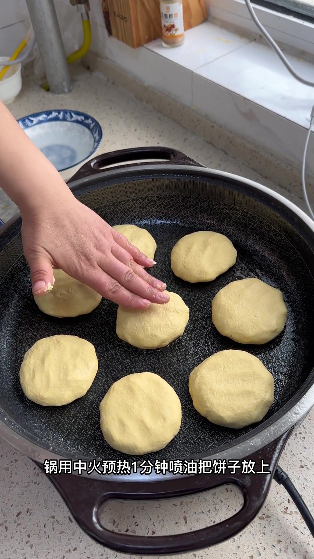 这才是玉米面贴饼子正确的做法，不用发面，蓬松暄软，小时候的味道
