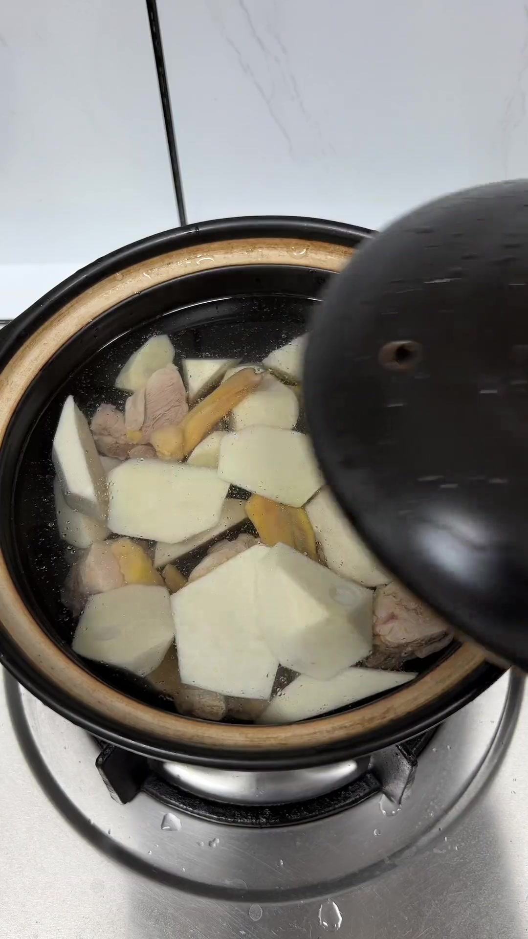 竹笋鸭肉汤,笋脆甜汤鲜味美,超好喝