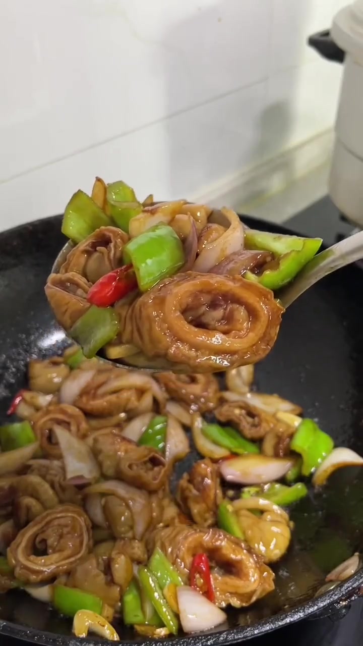 自己做辣炒猪大肠,比买的香,做法超简单!