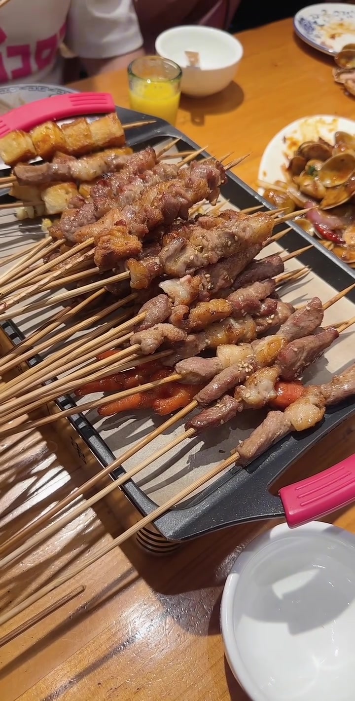 今天小聚一下,在外吃羊肉串,还有各种美食,开吃啦!