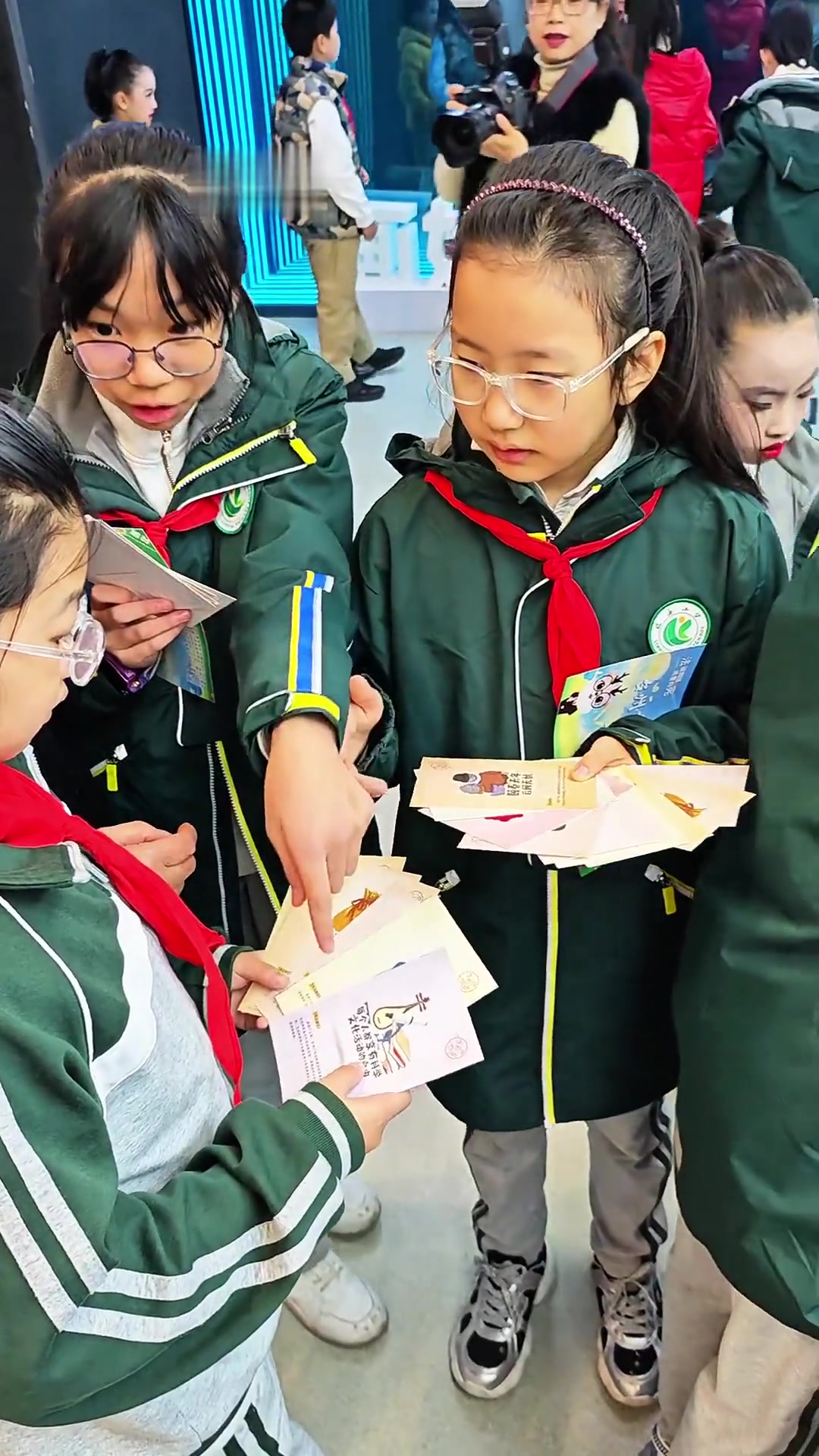 临海小学的同学们走进网络实践中心,一起学宪法讲宪法,共筑法治梦!