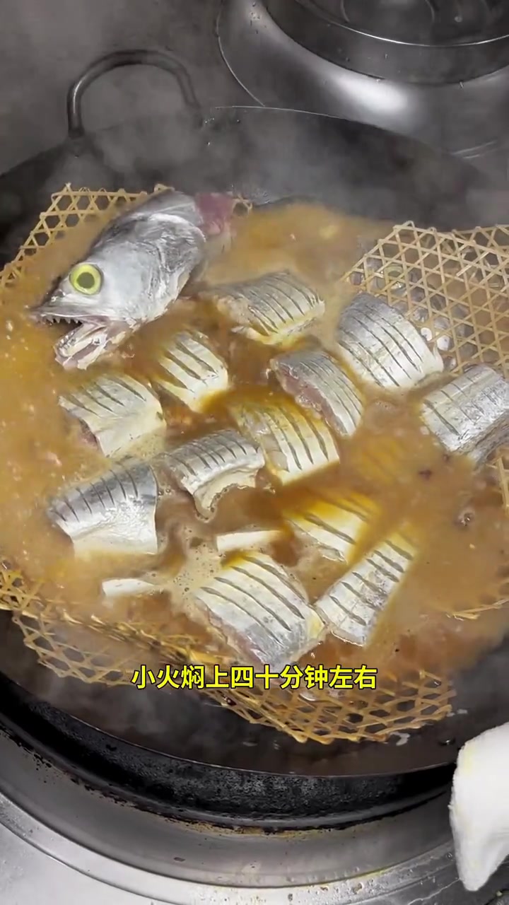 茼蒿烧带鱼,带鱼的鲜、茼蒿的嫩组合一块鲜掉了眉毛