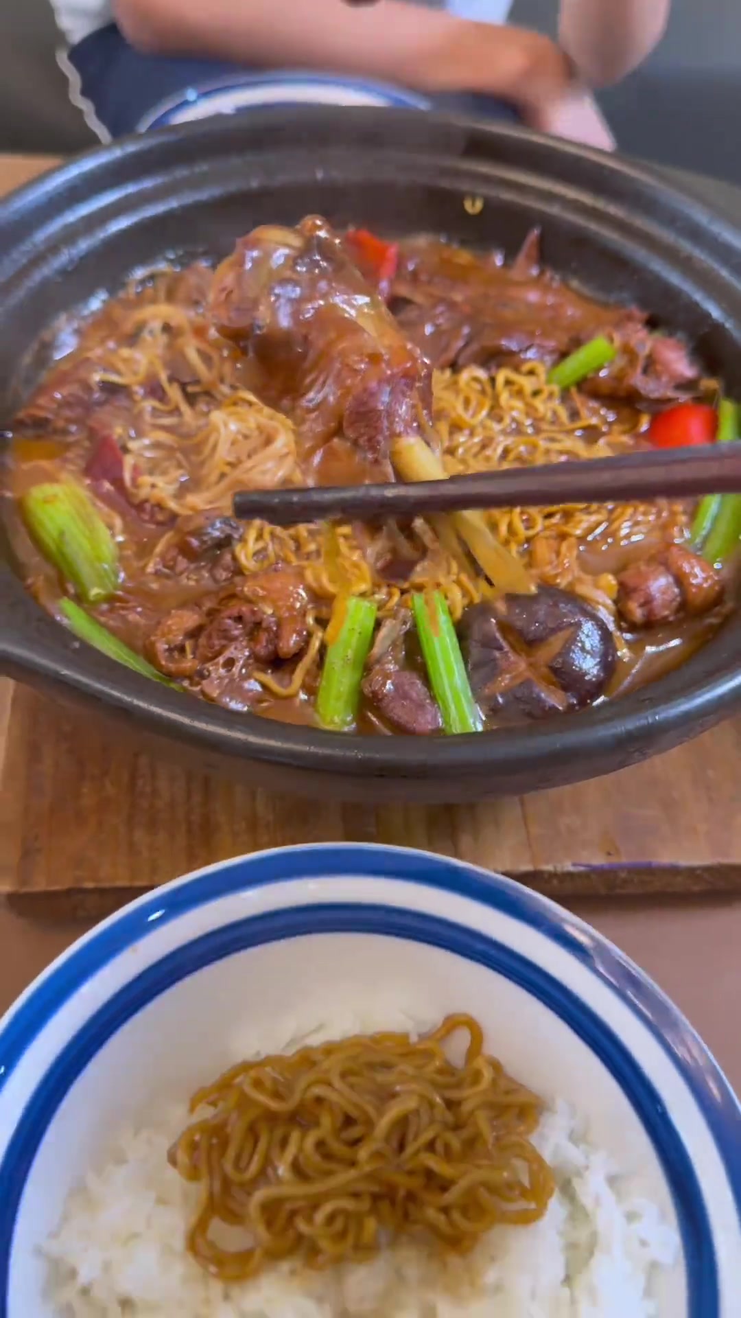 秋天的第一顿鸡公煲,当然要和我心爱的小饭搭子一起吃啦