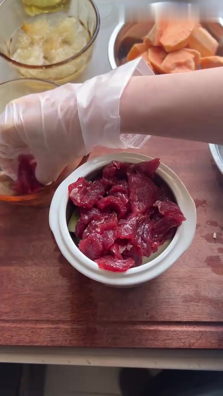 一锅搞定三菜一汤~丝瓜腐竹蒸牛肉、黄花菜肉饼汤、地瓜银耳红枣羹、杂粮饭