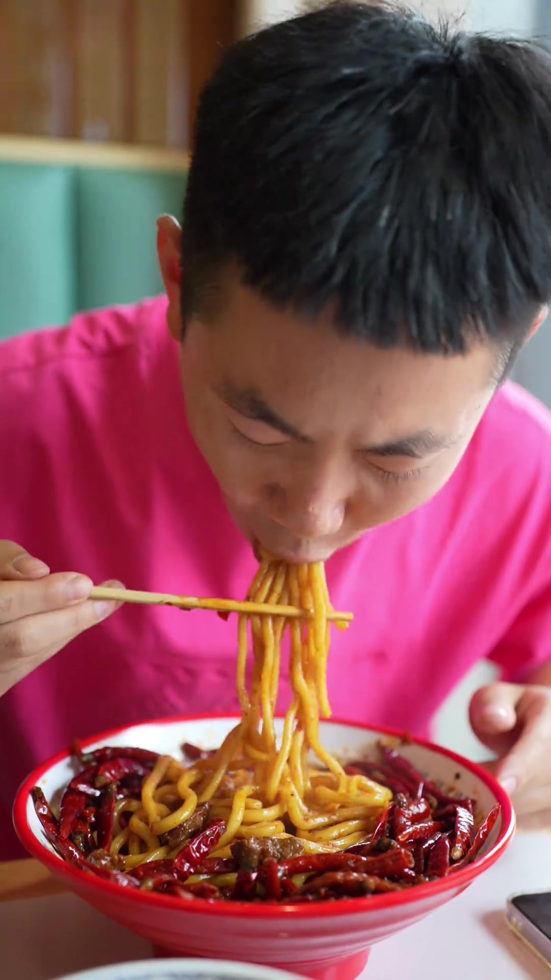 超火龙七爷跷脚牛肉面,冒烟辣等你挑战