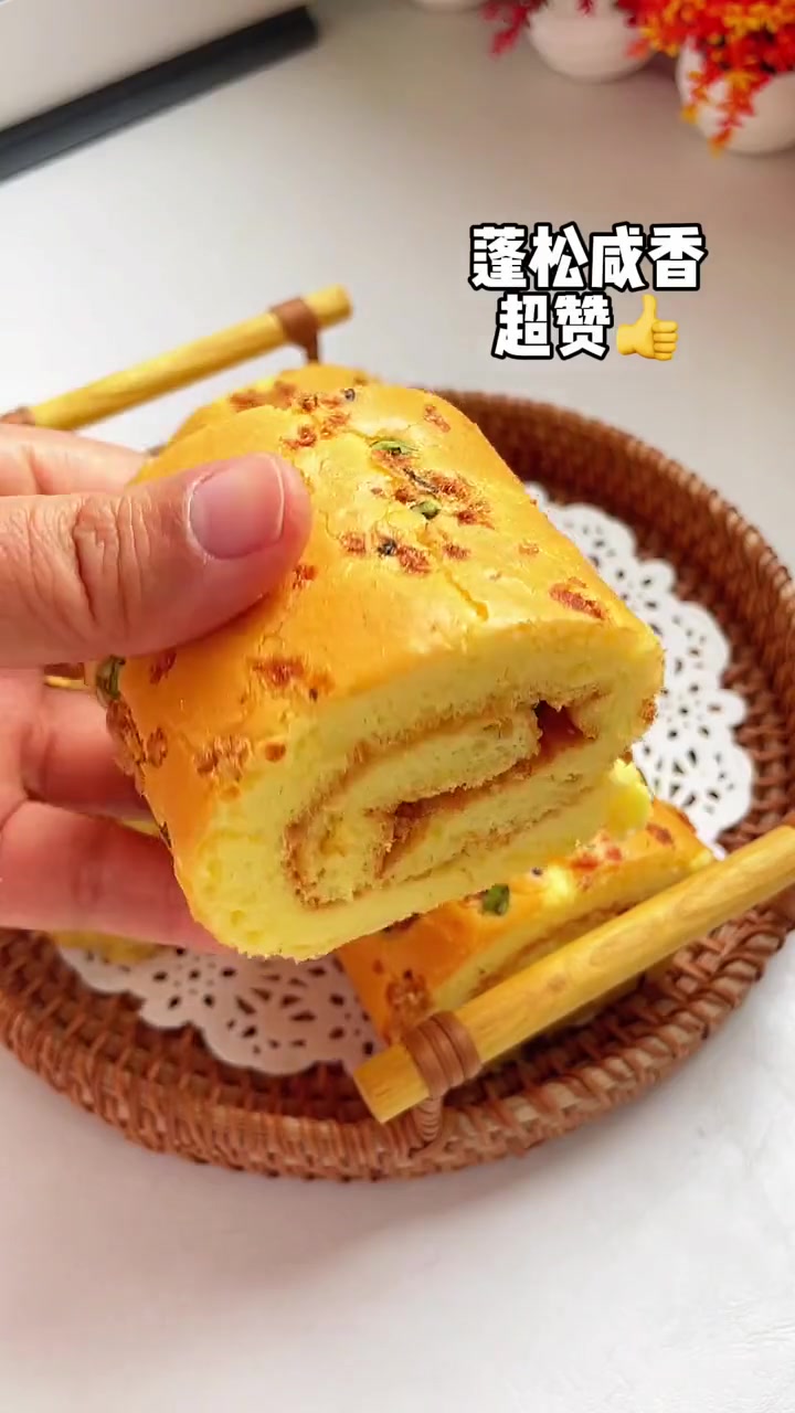 家里有宝宝的一定要试试这个肉松卷，带有咸甜味道，好吃不腻，蛋糕体比较蓬松