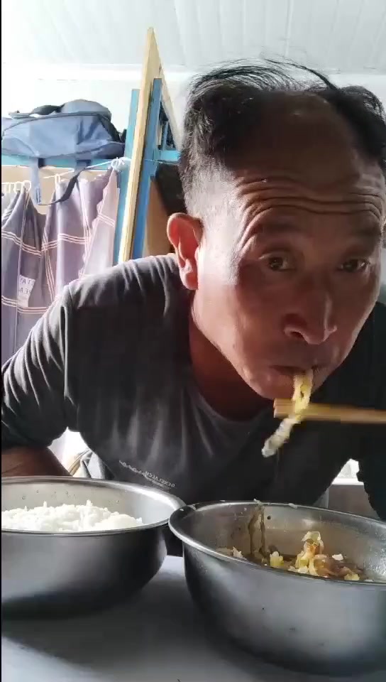 今天的伙食酸菜大米饭