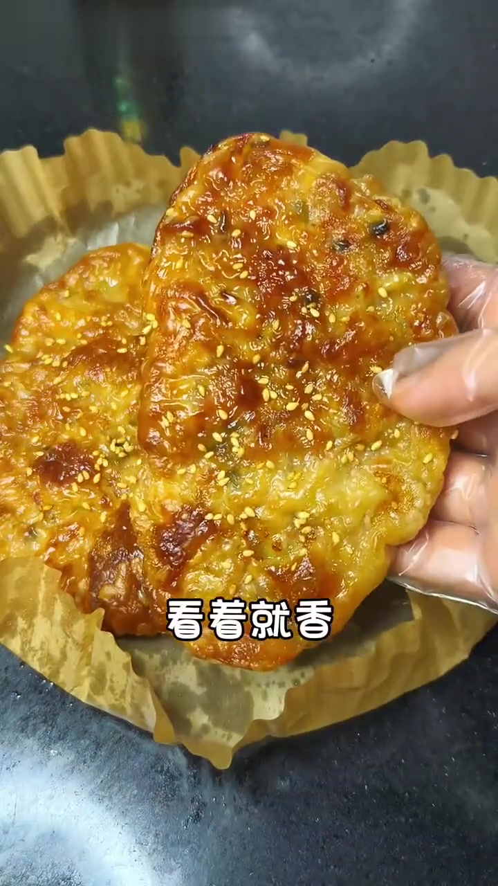 有空气炸锅的一定要试试!巨巨巨好吃!用手抓饼就能做成的鲜肉馅饼,有手就会!
