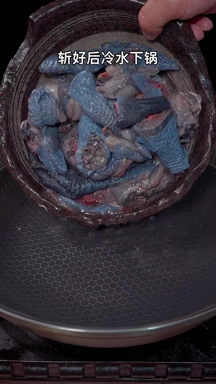 乌鸡汤做法，乌鸡汤你就像我这样做，汤鲜味美，好喝又营养