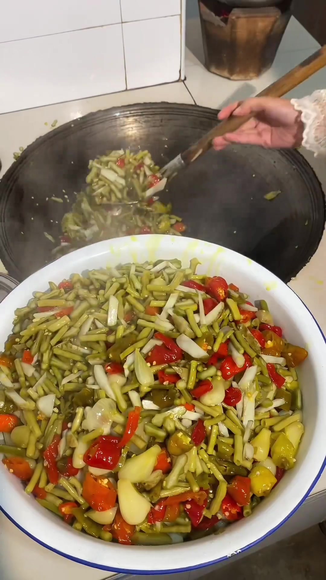 在安徽安庆人的饭桌上,不管有多少菜,这碗下饭咸菜都少不了,饭吃完,别的菜都还在,这碗咸菜都