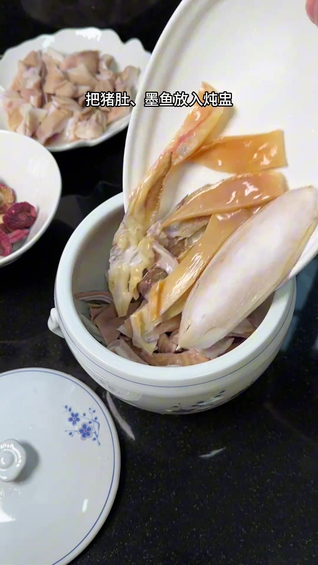 福建人都喜欢喝的红菇汤,加猪肚和墨鱼干一起炖,汤汁清爽不油腻,非常的鲜美好喝!全家老小都很