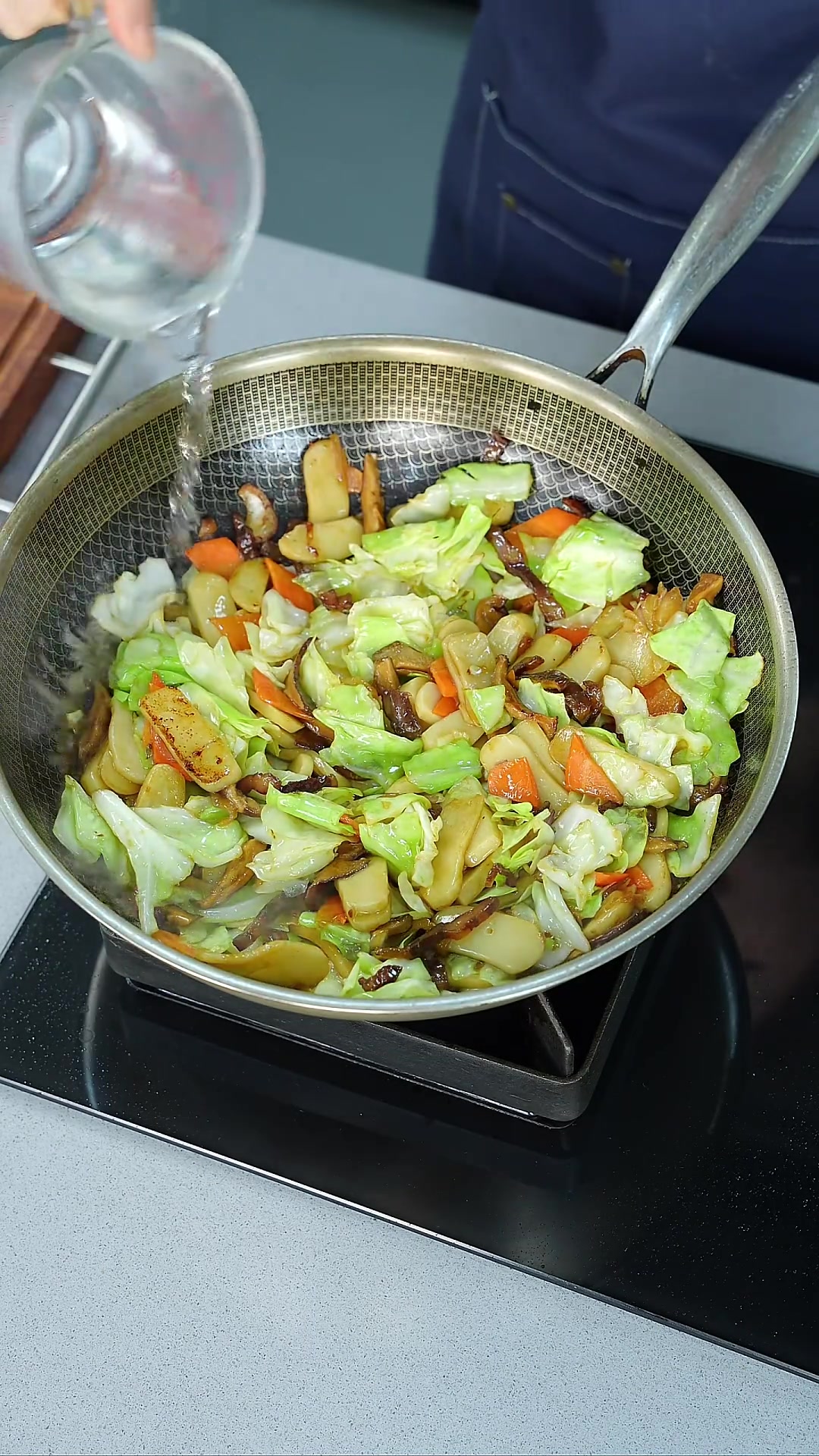 酱油肉炒年糕,温州特色软软糯糯,年糕加上酱油肉真的非常好吃