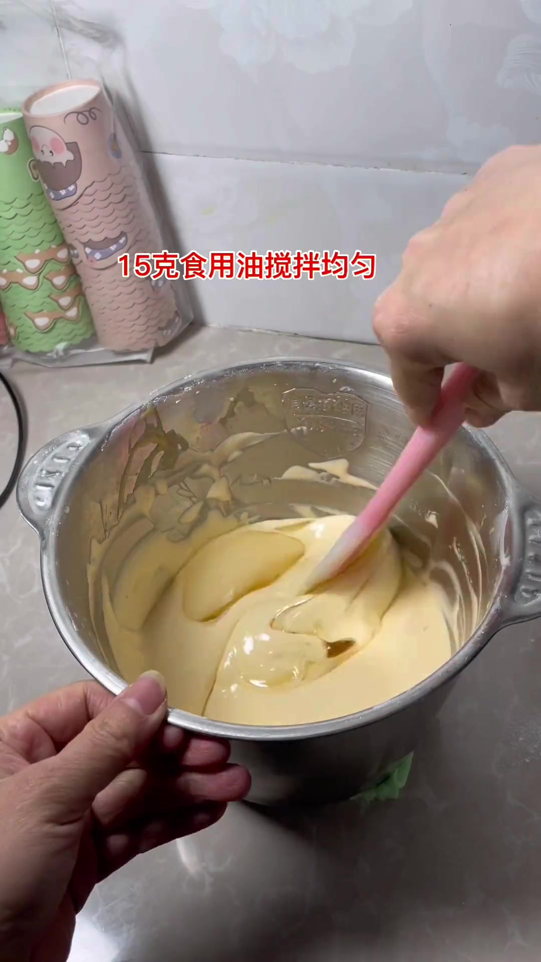 孩子想吃蛋糕还不简单?3个鸡蛋,半包蛋糕粉,就能做8个孩子都喜欢的纸杯蛋糕啦!