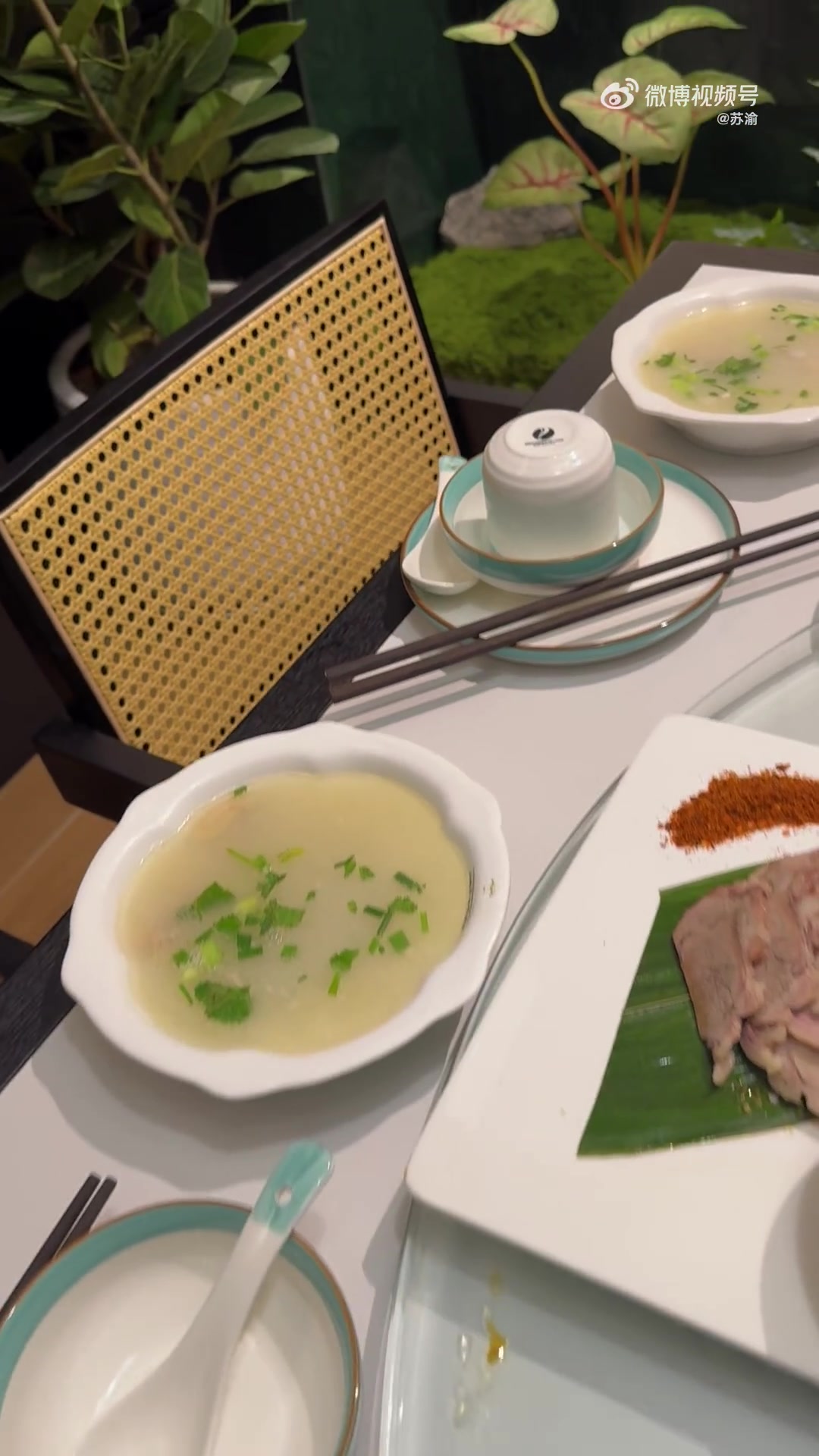 位于重庆解放碑的,有八十五年历史,山城羊肉馆的全羊菜品,味道不摆了